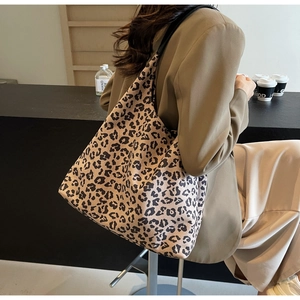Photo lifestyle du grand sac cabas à imprimé léopard porté comme un sac sous le bras