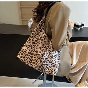 Détail du cabas vintage à imprimé léopard avec une large bandoulière noire pour femme