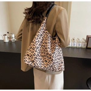Vue arrière d'un mannequin portant le grand sac cabas léopard avec bandoulière noire