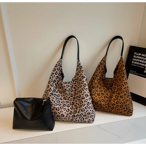 Trois sacs cabas élégants comprenant des modèles noirs unis et à imprimé léopard