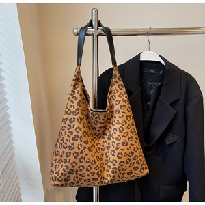 Détail du sac cabas à imprimé léopard en daim doux avec large bandoulière en cuir noir