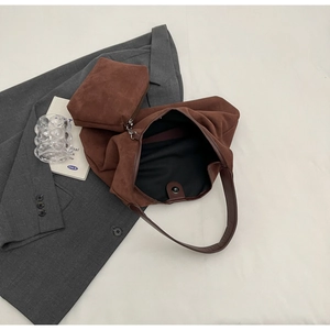 Ensemble sac cabas en daim marron avec pochette zippée assortie sur fond moderne