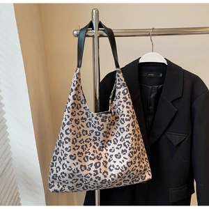 Détail du sac cabas léopard avec anses en cuir noir et intérieur spacieux et pratique