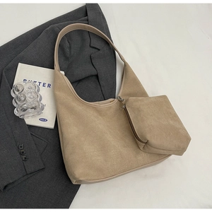 Détail de l'ensemble sac hobo en suédine kaki avec sac à bandoulière et pochette assortie