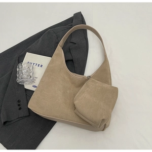 Vue détaillée d'un ensemble de sacs hobo en daim kaki avec mini pochette assortie