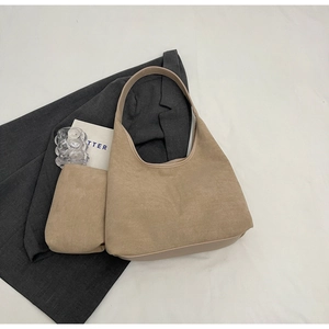 Vue détaillée du sac hobo en daim terreux avec son petit porte-monnaie assorti