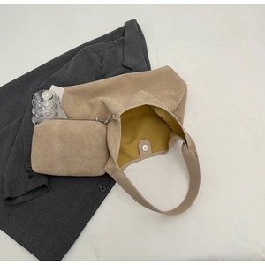 Vue détaillée du sac cabas en daim kaki avec pochette intérieure et boucle magnétique