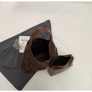 Vue à plat du cabas à imprimé léopard avec une petite pochette et fermeture aimantée