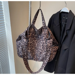 Detail of the large-capacity leopard print tote bag with sturdy brown canvas handles