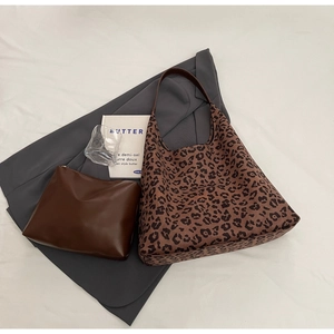Vue à plat du sac cabas imprimé léopard vintage avec pochette intérieure en cuir marron