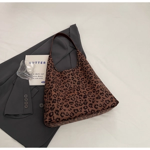 Détail d'un sac hobo avec imprimé léopard sur un blazer gris pour un look chic