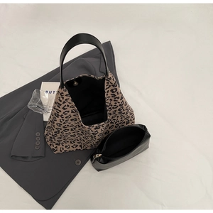 Détail du sac cabas imprimé léopard avec fermoir magnétique et pochette noire incluse