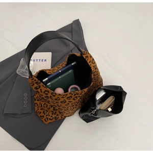 Détails de l'intérieur du sac fourre-tout léopard avec sa pochette noire et ses rangements variés