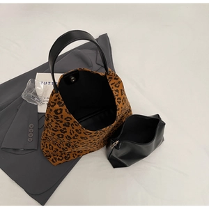 Détail d'un sac cabas à imprimé léopard avec pochette noire et fermeture à pression