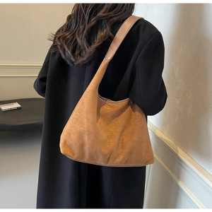 Sac à bandoulière en daim marron vu de dos pour montrer la taille et la texture