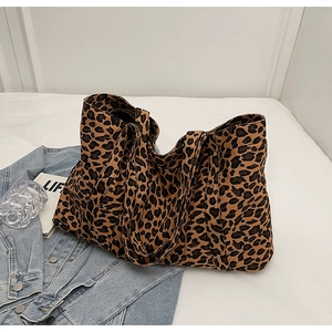 Detail of spacious leopard print tote bag with reinforced handles and canvas texture