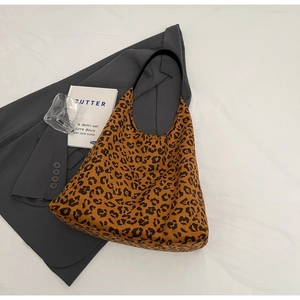 Gros plan détaillé de la texture du sac cabas léopard vintage avec bandoulière noire