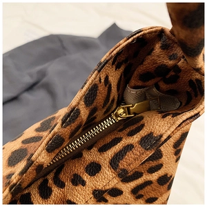 Detail of premium leopard print tote bag showing the golden metal zipper and lining