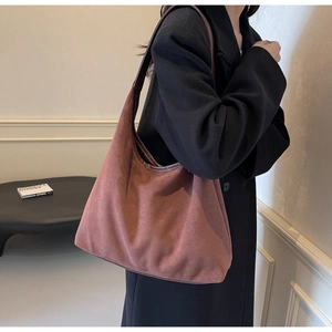 Détail du grand sac cabas vintage en daim montrant sa texture souple et son volume