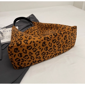 Détail macro du sac cabas à imprimé léopard avec une grande capacité et anses noires