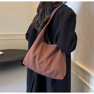 Vue détaillée d'un grand sac hobo marron en daim aux lignes épurées et douces