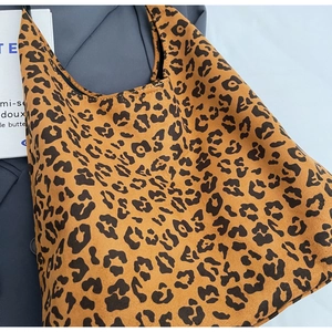 Gros plan sur la texture du tissu léopard et les coutures solides d'un sac cabas