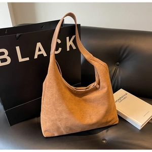 Vue détaillée du grand sac hobo en daim marron avec une texture douce et minimaliste