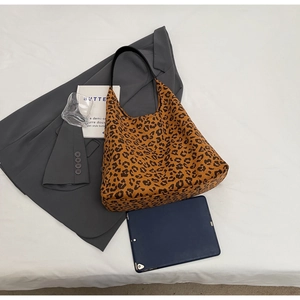 Sac hobo léopard avec blazer gris et tablette pour un look de bureau élégant