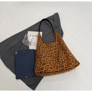 Détail d'un sac fourre-tout tendance à imprimé léopard avec des poignées noires élégantes