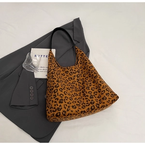 Détail du sac cabas rétro imprimé léopard avec texture douce et bandoulière noire fine