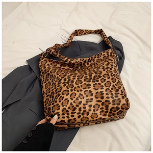 Fashionable leopard print canvas tote bag featuring gold ring hardware and large capacity