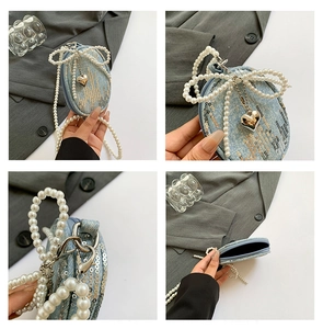 Détail du mini sac à paillettes avec bandoulière perle et pendentif coeur en métal