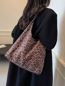 Sac fourre-tout à imprimé léopard porté par un mannequin avec un manteau d'hiver noir