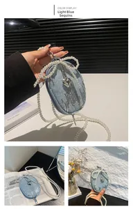 Kleine hellblaue Denim-Münztasche mit silbernen Pailletten, Perlenkette und Herzanhänger