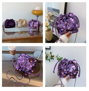 Dettaglio di borse a secchiello con paillettes viola e oro con catene in metallo