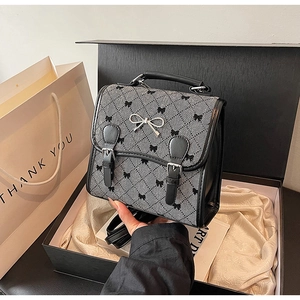 Retro diamond lattice handbag in a gift box with a metal bow clasp and black handle