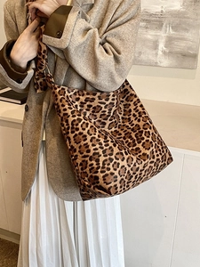 Fashionable leopard print canvas tote bag for women featuring large capacity and shoulder strap
