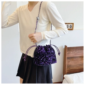 Dettaglio borsa a secchiello con paillettes viola dotata di coulisse e tracolla a catena