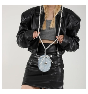 Mini sac bandoulière en denim bleu clair avec chaîne en perles et pendentif cœur argenté