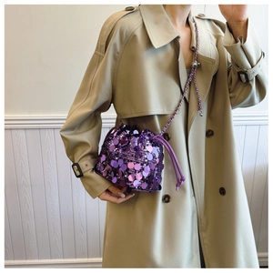 Dettaglio della borsa a secchiello con paillettes viola con chiusura a coulisse e catena