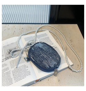Vue détaillée du mini sac en denim avec paillettes argentées et chaîne en perles
