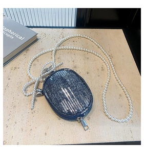 Mini sac bandoulière en denim avec paillettes argentées et chaîne de perles blanches