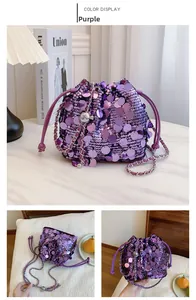 Dettaglio borsa a secchiello con paillettes viola e tracolla a catena con ciondolo