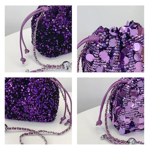 Dettagli della borsa a secchiello con paillettes viola e tracolla a catena