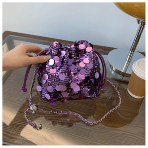 Dettaglio della borsa a secchiello con paillettes viola e catena con sfere d'argento e coulisse