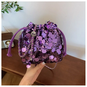 Dettaglio borsa a secchiello con paillettes viola e tracolla a catena d'argento