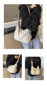 Detailweergave van de beige gewatteerde tas met gerimpelde schouderband en strik-detail