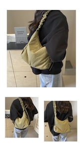 Detail van de olijfgroene gewatteerde cloudbag met gerimpelde schouderband op een model