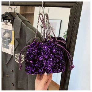 Dettaglio borsa a secchiello con paillettes viola e chiusura a coulisse in metallo