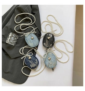 Détails des mini sacs en denim avec chaînes de perles et breloques en cœur